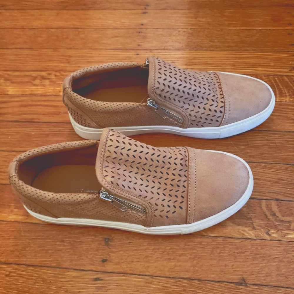 Size 7 tan flats with zipper and textured details-Report Brand